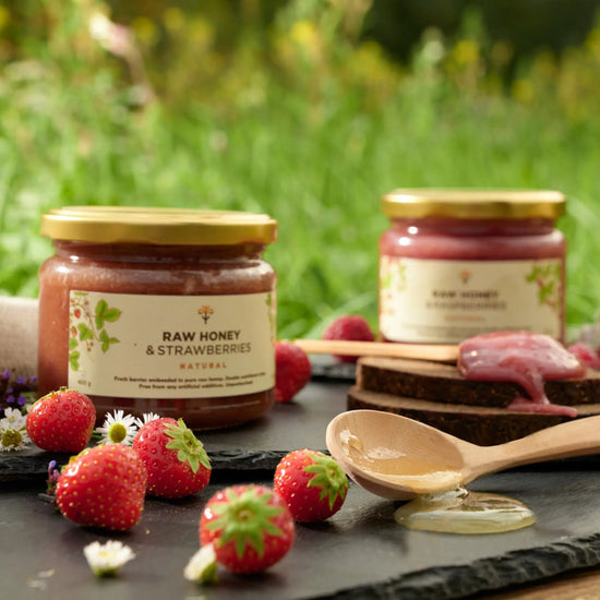 Honey with Strawberries 30g x 16 Mini Jars Earthbreath
